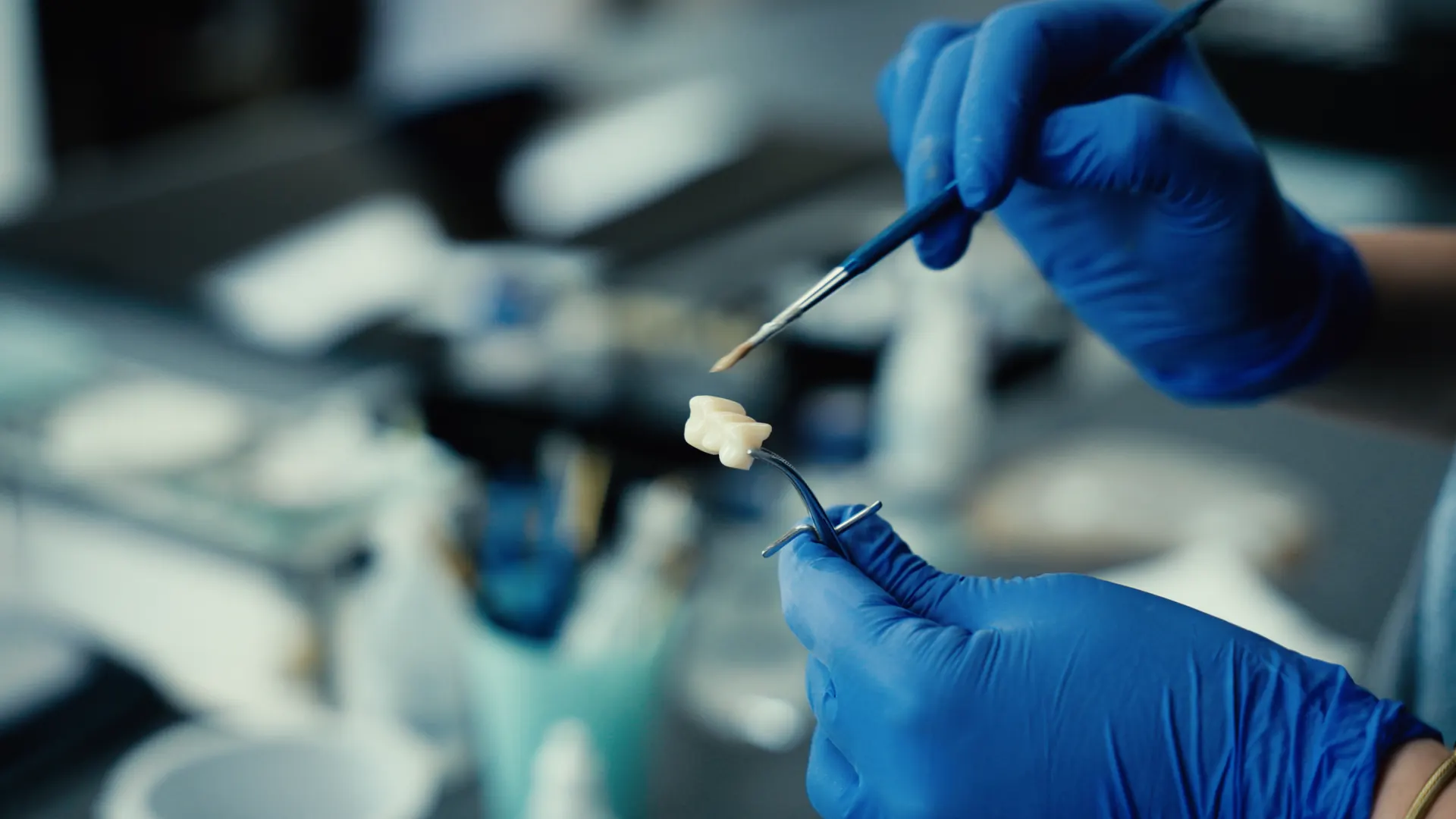 Keramische Feinarbeit im Dentallabor der Praxis