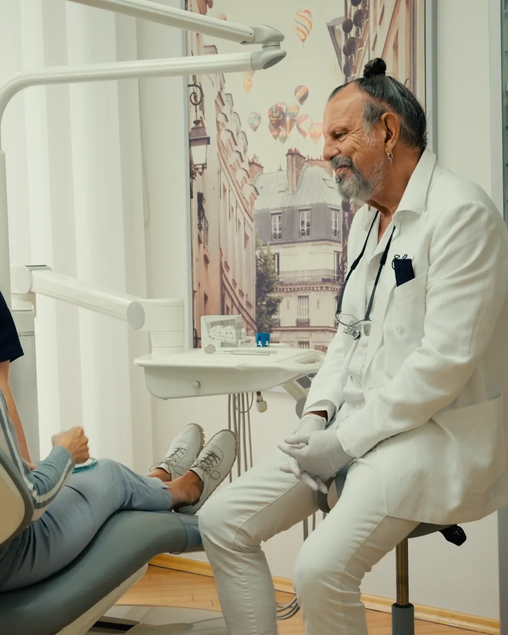 Dr. Armin Wörner im ruhigen Gespräch mit einer Patientin
